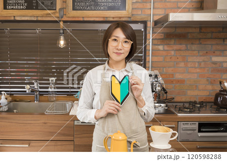 初心者マークを持ったカフェ店員 120598288