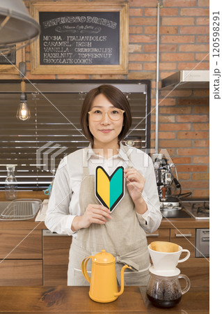 初心者マークを持ったカフェ店員 120598291