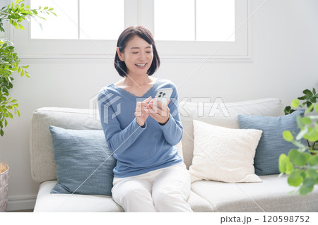 スマホを使うミドル女性 120598752