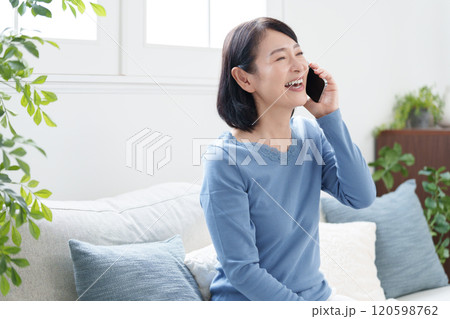 スマホで通話するミドル女性 スマホで通話するミドル女性 120598762