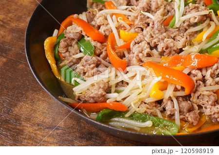 国産豚切り落とし　豚肉野菜炒め 120598919