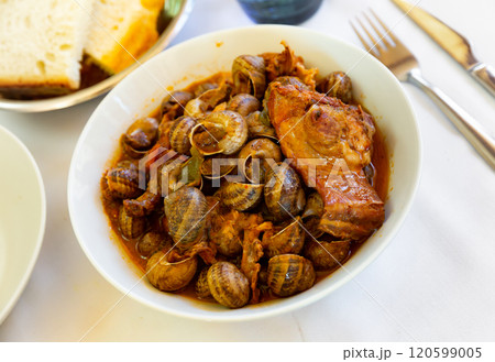 Stewed snails with rabbit meat and sausages Stewed snails with rabbit meat and sausages 120599005