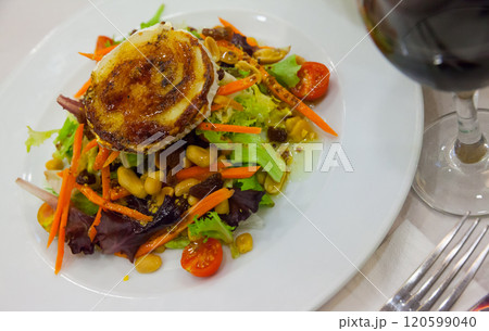 Salad with goat cheese Salad with goat cheese 120599040