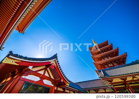 日本の東京都市景観　未来へ繋ぐ…青空が広がる東京。太陽光を浴びる浅草寺の五重塔などを望む＝25日 120599380