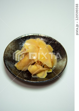 皿に盛ったショウガの酢漬け 120599388