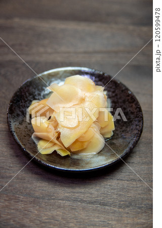 皿に盛ったショウガの酢漬け 120599478
