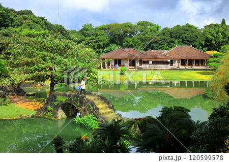 【沖縄県】琉球王家の別邸の識名園の御殿（心字池） 120599578