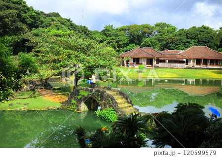 【沖縄県】琉球王家の別邸の識名園の御殿（心字池） 120599579