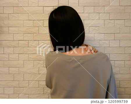 肩こりに悩む女性 120599739