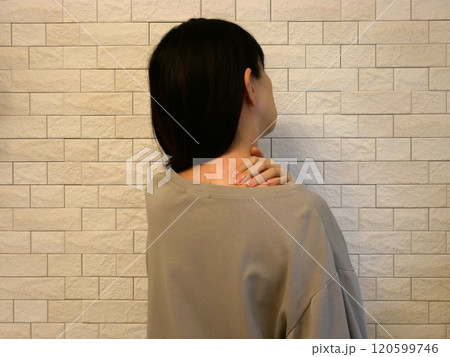 肩こりに悩む女性 120599746