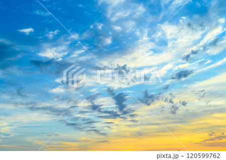 鮮やかな青空の夕暮れにまばらな雲 背景素材 バックグラウンド 鮮やかな青空の夕暮れにまばらな雲 背景素材 バックグラウンド 120599762