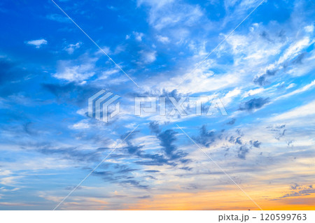 鮮やかな青空の夕暮れにまばらな雲 背景素材 バックグラウンド 鮮やかな青空の夕暮れにまばらな雲 背景素材 バックグラウンド 120599763