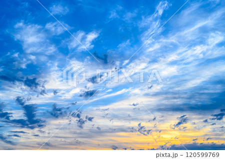 鮮やかな青空の夕暮れにまばらな雲　背景素材　バックグラウンド 120599769