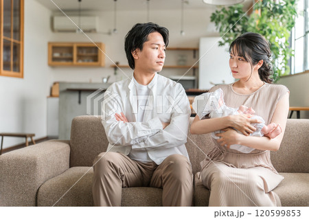 赤ちゃんの子育て・育児で喧嘩する夫婦・カップル 赤ちゃんの子育て・育児で喧嘩する夫婦・カップル 120599853