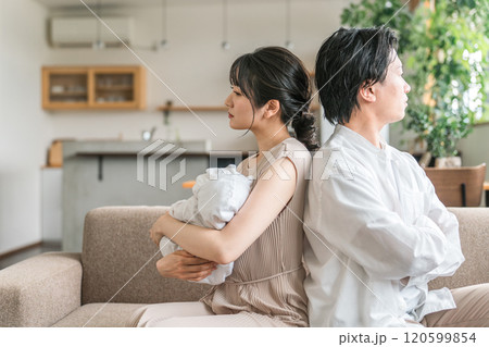 赤ちゃんの子育て・育児で喧嘩する夫婦・カップル 120599854