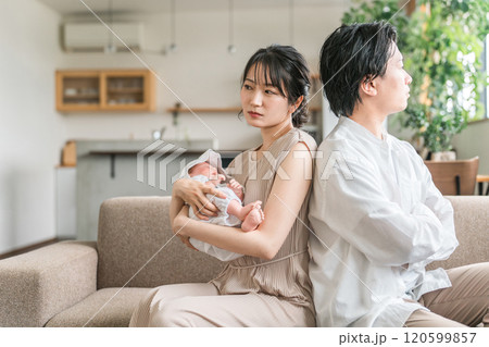 赤ちゃんの子育て・育児で喧嘩する夫婦・カップル 赤ちゃんの子育て・育児で喧嘩する夫婦・カップル 120599857