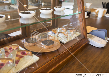 カフェのケーキの入った小さいショーケース 120599932