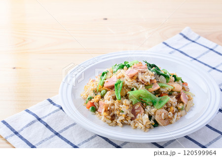 シャキシャキ食感が楽しい！ レタス炒飯 120599964