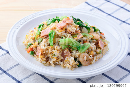 シャキシャキ食感が楽しい！ レタス炒飯 120599965