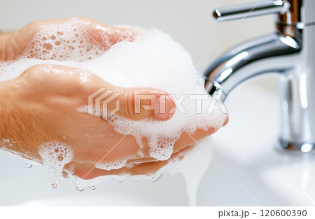 モダンなシンクの下で泡立つ石鹸で手を洗う 120600390