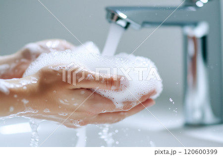 モダンなシンクの下で泡立つ石鹸で手を洗う 120600399