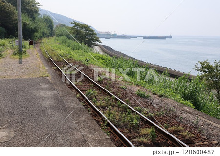 海の見える駅で有名な予讃線の下灘駅 120600487