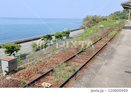 海の見える駅で有名な予讃線の下灘駅 海の見える駅で有名な予讃線の下灘駅 120600489