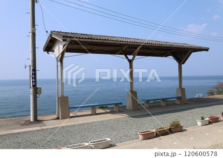 海の見える駅で有名な予讃線の下灘駅 120600578