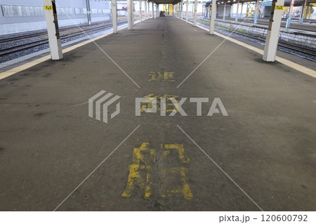 JR青森駅ホームに現在も残る青函連絡船乗り場への案内文字 JR青森駅ホームに現在も残る青函連絡船乗り場への案内文字 120600792
