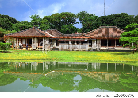 【沖縄県】琉球王家の別邸の識名園の御殿（心字池） 120600876