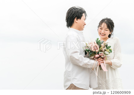 ブーケを持つ新郎新婦・カジュアルウェディング・カップル・恋人・夫婦のイメージ 120600909