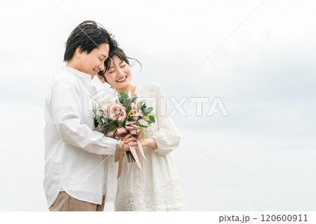 ブーケを持つ新郎新婦・カジュアルウェディング・カップル・恋人・夫婦のイメージ 120600911