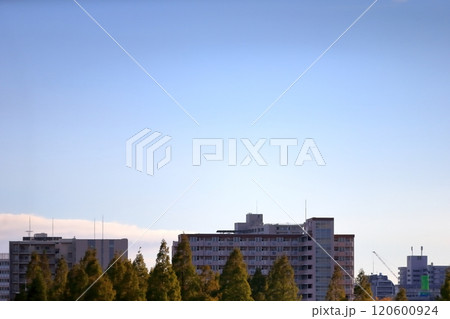 青空と集合住宅 120600924