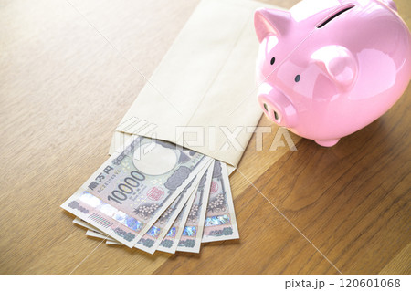 ブタの貯金箱と封筒に入れられたお札（新紙幣） 120601068