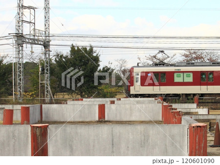 世界遺産平城宮跡内を駆け抜ける近鉄奈良線の電車 世界遺産平城宮跡内を駆け抜ける近鉄奈良線の電車 120601090