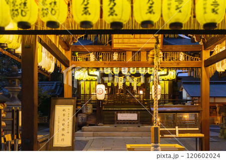 夜の京都　安井金比羅宮　拝殿・本殿 120602024