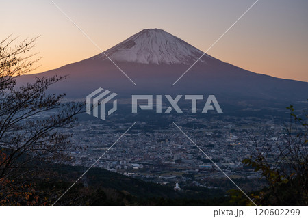 《静岡県》富士山と御殿場市の日没・乙女峠の眺望 《静岡県》富士山と御殿場市の日没・乙女峠の眺望 120602299