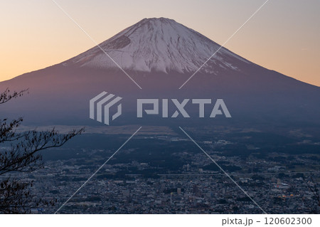 《静岡県》富士山と御殿場市の日没・乙女峠の眺望 《静岡県》富士山と御殿場市の日没・乙女峠の眺望 120602300