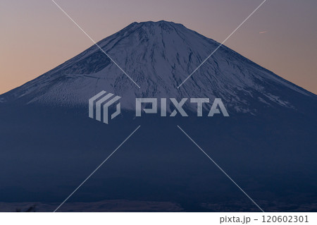 《静岡県》富士山と御殿場市の日没・乙女峠の眺望 《静岡県》富士山と御殿場市の日没・乙女峠の眺望 120602301