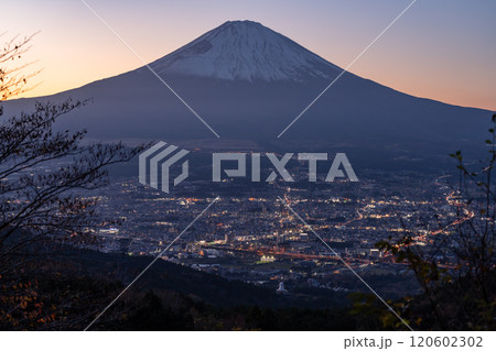《静岡県》富士山と御殿場市の日没・乙女峠の眺望 120602302