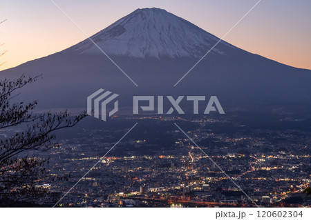 《静岡県》富士山と御殿場市の日没・乙女峠の眺望 120602304