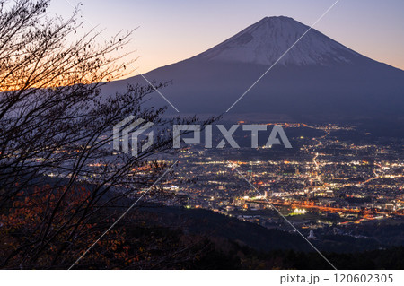 《静岡県》富士山と御殿場市の日没・乙女峠の眺望 《静岡県》富士山と御殿場市の日没・乙女峠の眺望 120602305