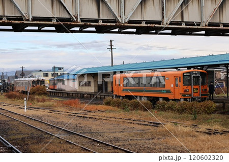 津軽鉄道の津軽五所川原駅で出発を待つ列車 津軽鉄道の津軽五所川原駅で出発を待つ列車 120602320