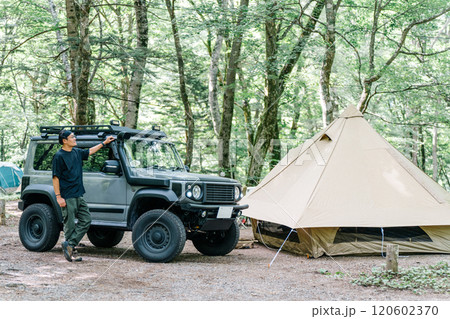 オートキャンプ場で車の前に立つ男性キャンパー（自動車・RV車・SUV） 120602370