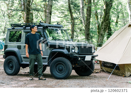 オートキャンプ場で車の前に立つ男性キャンパー(自動車・RV車・SUV) オートキャンプ場で車の前に立つ男性キャンパー(自動車・RV車・SUV) 120602371