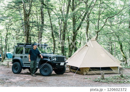 オートキャンプ場で車の前に立つ男性キャンパー（自動車・RV車・SUV） 120602372