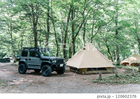 オートキャンプ場でキャンプ(自動車・RV車・SUV) オートキャンプ場でキャンプ(自動車・RV車・SUV) 120602376