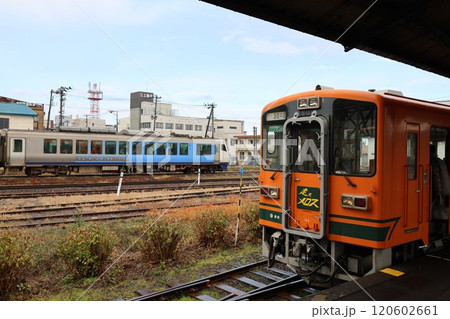 津軽五所川原駅に停車している津軽鉄道の車両と走り去るJR五能線のリゾートしらかみ 津軽五所川原駅に停車している津軽鉄道の車両と走り去るJR五能線のリゾートしらかみ 120602661