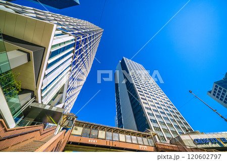 日本の東京都市景観　歩道橋のある街。渋谷アクシュや金王坂下歩道橋などを望む…新時代へ＝11月25日 120602797