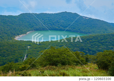 夏の群馬県 赤城山の地蔵岳から小沼を見る 120603100